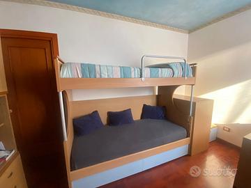 Letto a castello con scala a cubi