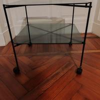 Tavolino in vetro fumé su ruote – design modernist