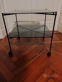 Tavolino in vetro fumé su ruote – design modernist