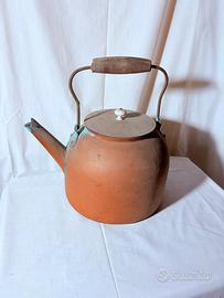 Grande antica teiera in rame