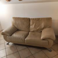 divano in pelle beige 