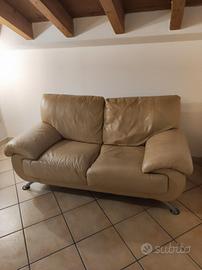 divano in pelle beige 