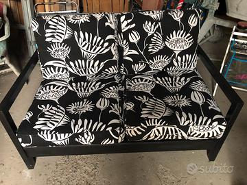 Divano da giardino o terrazzo in legno con cuscini