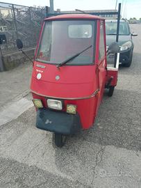 Piaggio Ape 50 cabinato con cassone – rosso
