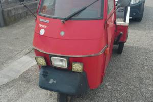 Piaggio Ape 50 cabinato con cassone – rosso