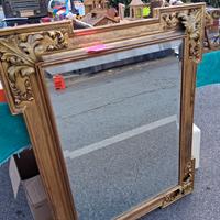 specchio con cornice decorata in legno 
