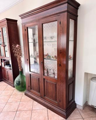 Vetrina in legno massello con ante in vetro