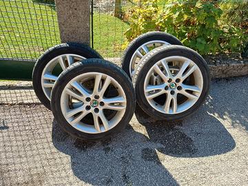 Gomme con cerchi in lega 16 pollici.