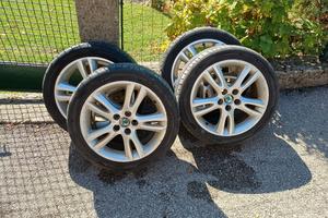 Gomme con cerchi in lega 16 pollici.