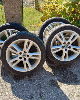 Gomme con cerchi in lega 16 pollici.