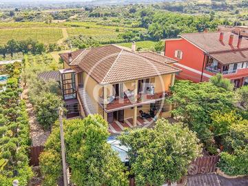 Villa di 350 m² con più di 5 locali e box auto a R