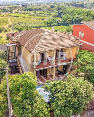 Villa di 350 m² con più di 5 locali e box auto a R