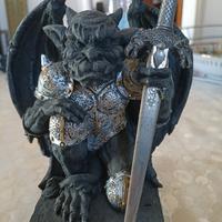 statuetta di Gargoyle con spada acciaio