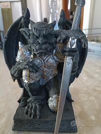 statuetta di Gargoyle con spada acciaio