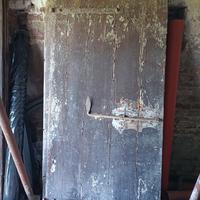 Portone in legno casa rurale