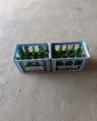 Casse di acqua completo di bottiglie.