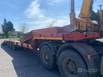 Semirimorchio carrellone con mezzo d'opera