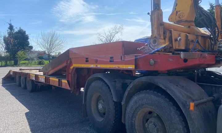Semirimorchio carrellone con mezzo d'opera