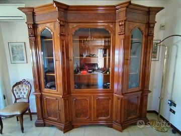 Credenza cristalliera d'arte
