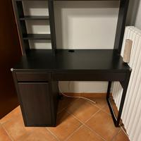 Scrivania di colore nero