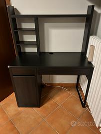 Scrivania di colore nero