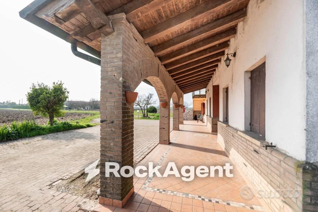 Rustico / Casale di 363 m² con più di 5 locali e b - Vista 2