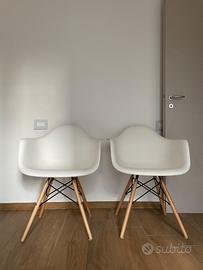 2 sedie di design, sul modello Eames Plastic Armch