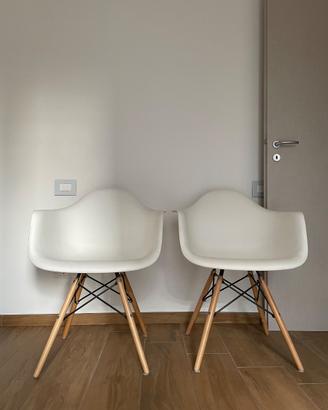 2 sedie di design, sul modello Eames Plastic Armch