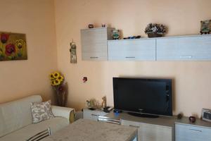 Bilocale con terrazzo sul viale principale
