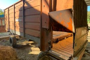 Carro agricolo a quattro ruote per trinciato