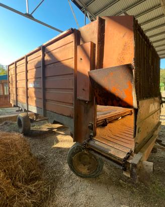 Carro agricolo a quattro ruote per trinciato