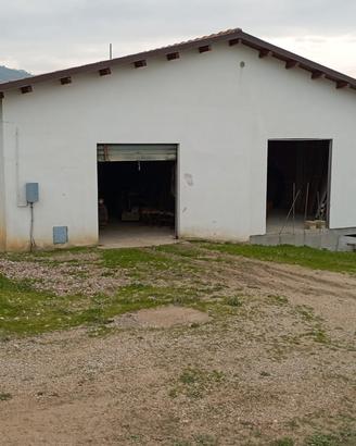 Fabbricato rurale in cemento armato con terreno