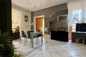 VILLA A SCHIERA D'ANGOLO A ASTI