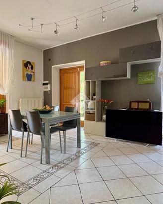 VILLA A SCHIERA D'ANGOLO A ASTI