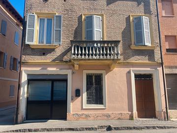 Laboratorio ufficio con vetrina