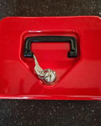 Cassetta di metallo rossa con chiusura a chiave