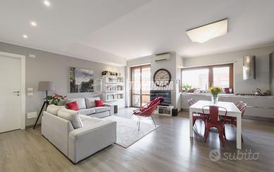 ELEGANTE ATTICO CON VISTA PANORAMICA SU MILANO