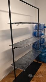 scaffale in metallo appena montato, stabile