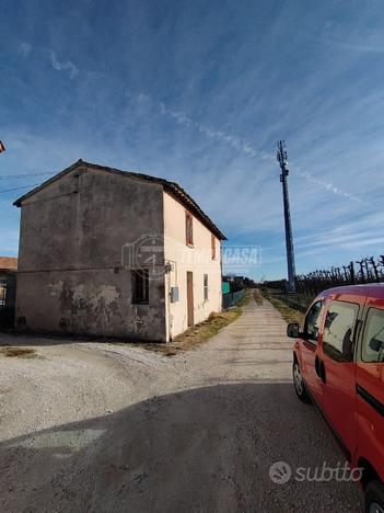 RUDERE CON TERRENO E DEPANDANCE' IN UN ANGOLO TRAN