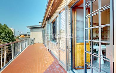 Attico con ampio terrazzo, cantina e garage.