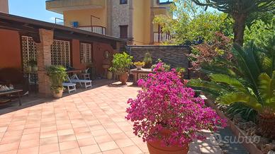 Baronissi - Villa con terrazzo e giardino