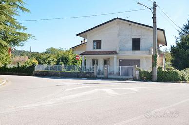 FOGLIANO REDIPUGLIA:CASA BIFAMILIARE CON GIARDINO