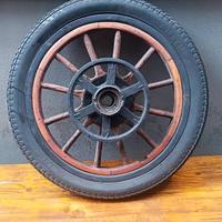 Ruota auto d'epoca in legno inizio '900