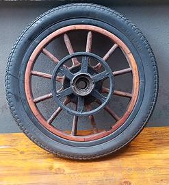 Ruota auto d'epoca in legno inizio '900