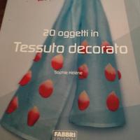 20 oggetti in tessuto decorato 