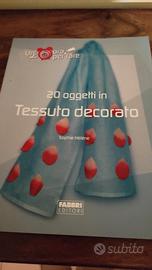 20 oggetti in tessuto decorato 