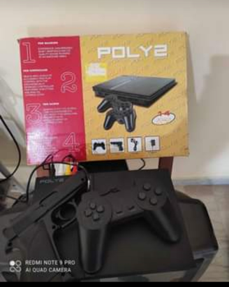 Consolle videogiochi vintage con pistola e 2 joypa
