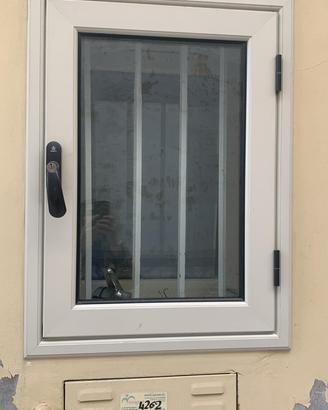 Finestra e portone in alluminio