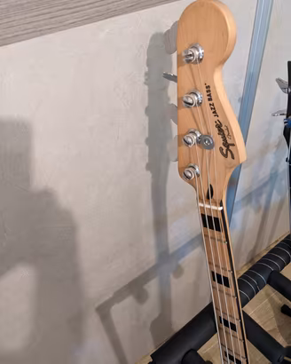 Fender Squier Jazz Vintage Mod 70s  con ampli 300W