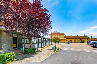 ATTIVITA' COMMERCIALE VICINO ALLA STAZIONE!!!